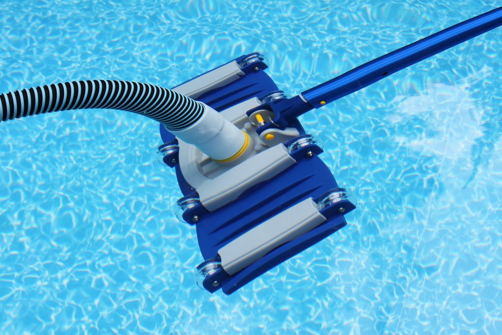 Classic 14-in Flexible Swivel-Handle Pool Vacuum Head with Wheels – Spartan  Pool Products